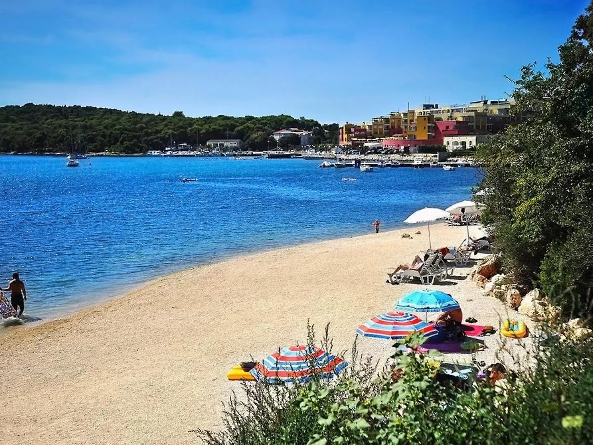 Apartment In Holiday Home With Private Pool Banjole